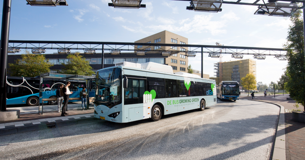 Groene-bus-Batenburg-station