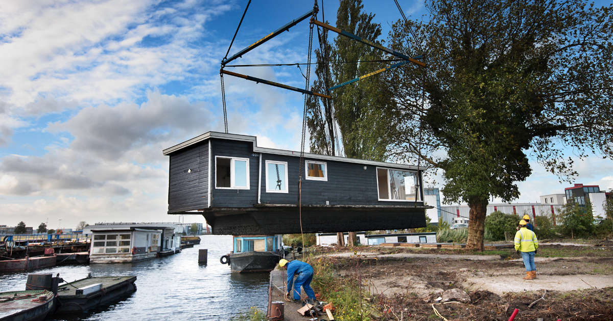 De-Ceuvel-Crane-Lifting-Houseboat