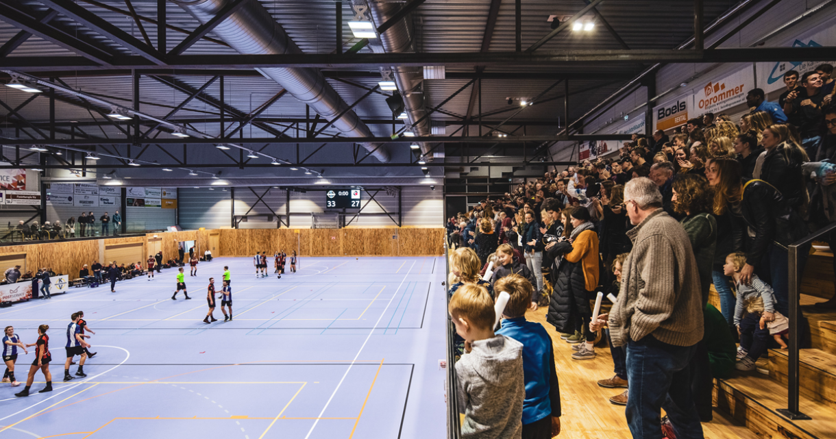 De-Aanloop-sporthal-en-tribune