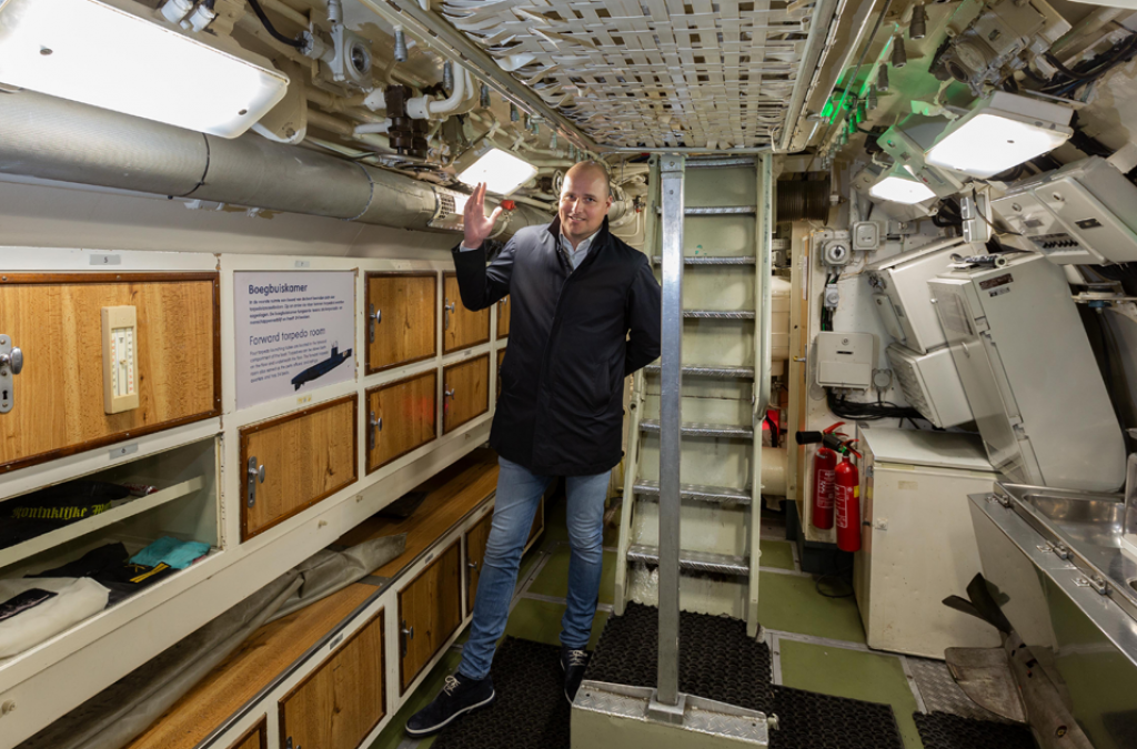 Barend-Schermer,-directeur-(derde-generatie)-Schermer-Installatietechniek-voelt-de-warme-luchtstroom-die-uit-het-ventilatierooster-van-De-Tonijn-komt