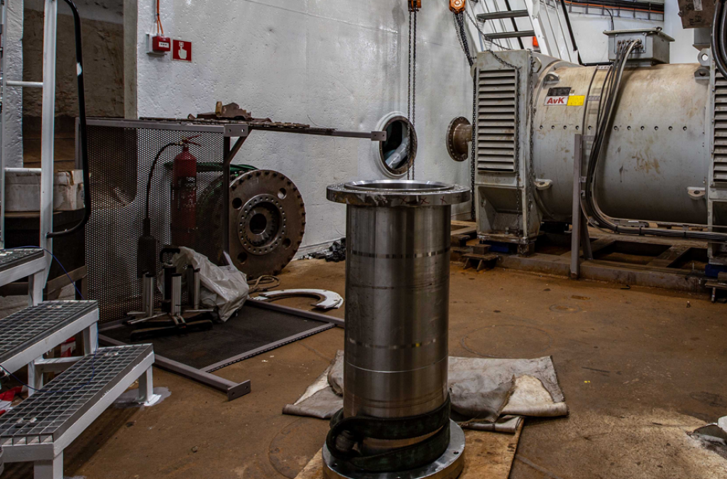 De-asgenerator-(AVK)-met-staand-op-de-voorgrond-de-as-die-generator-met-de-aandrijfmotor-zal-verbinden