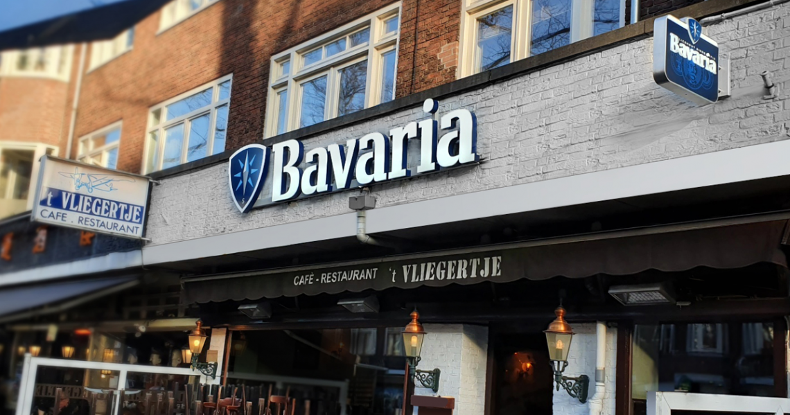 Nieuwe-lichtreclame-voor-Bavaria-bij-het-Vliegertje
