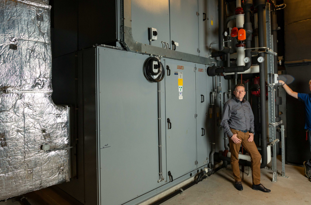 De-luchtbehandelingskasten,-links-Richard-en-rechts-Wim wedstrijdlocatie