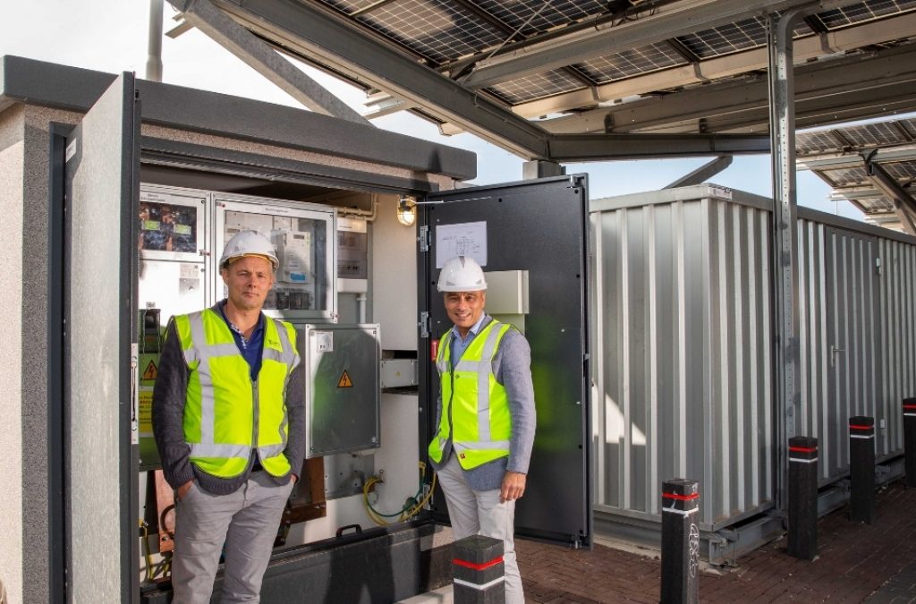 Bloemendaal-Richard-Job-bij-compactstation-en-container-met-inverterstation