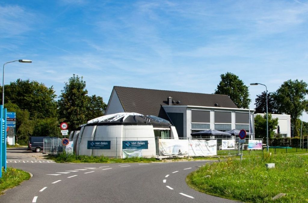 Vergaderfabriek aanzicht vanaf de weg