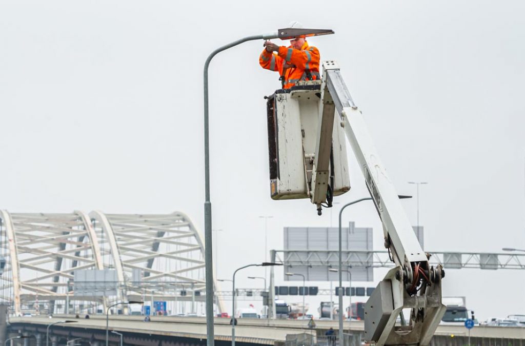 Armatuur wordt geplaatst