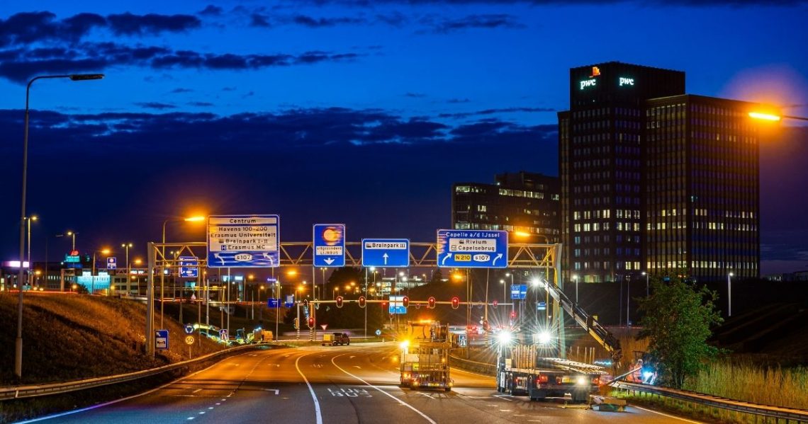 Verlichting langs de snelweg