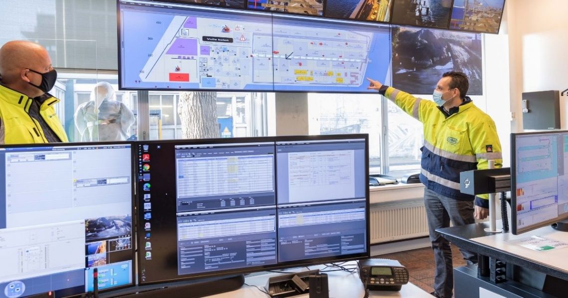 Wilco en Hans in besturingskamer overslagbedrijf