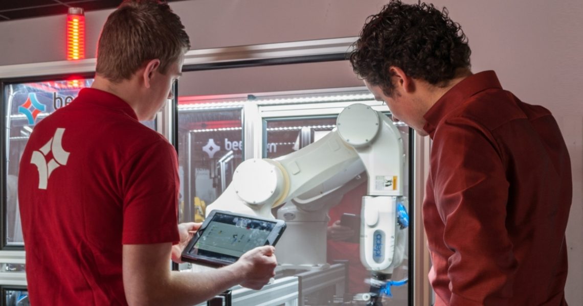 Studenten besturen robot
