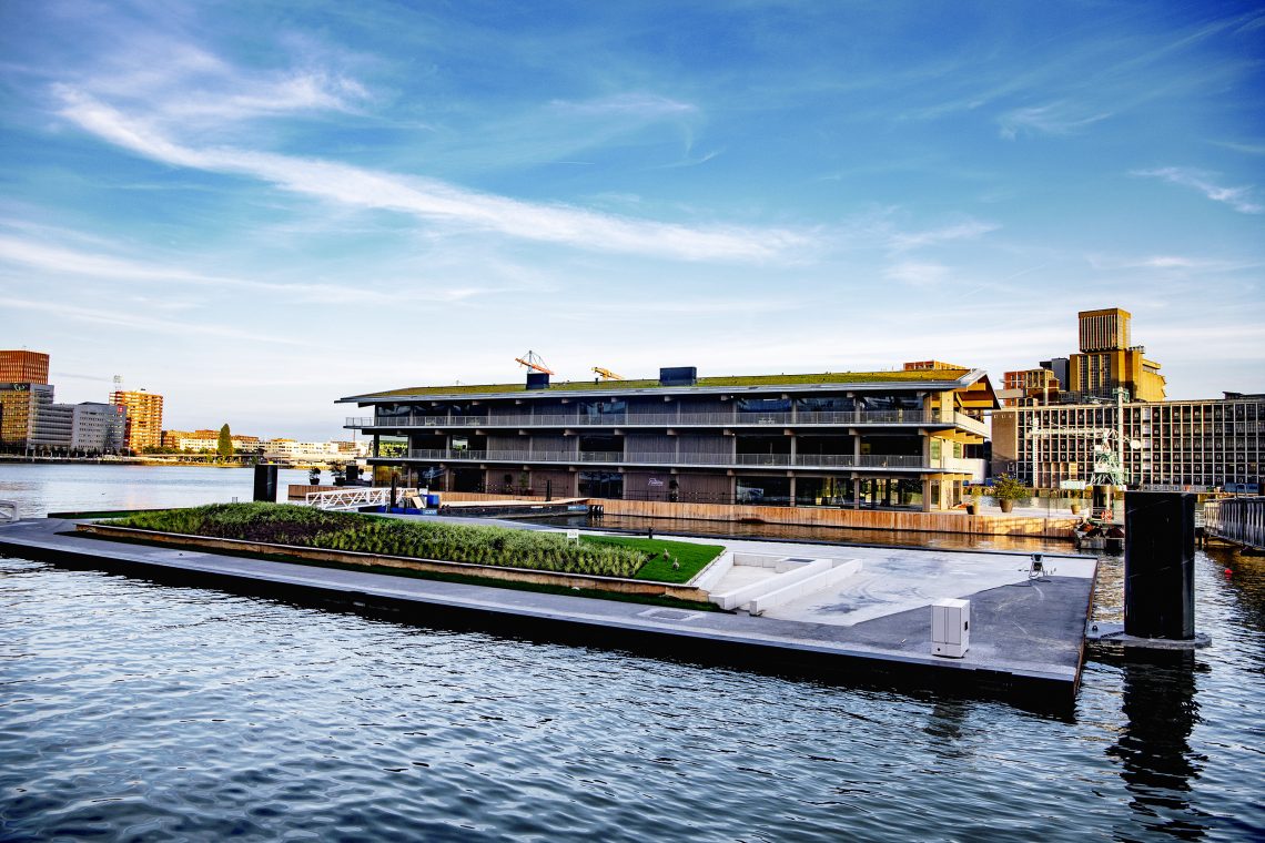 ROTTERDAM - Floating Office Rotterdam van het Global Center on Adaptation. Het Floating Office is het nieuwe hoofdkantoor van het GCA. Het GCA ondersteunt landen, organisaties en bedrijven met kennis, advies en financiering bij klimaataanpassingen. Het nieuwe, drijvende hoofdkantoor van het GCA ligt afgemeerd in de Rotterdamse Rijnhaven en is volledig energieneutraal en zelfvoorzienend. ANP / Hollandse Hoogte / ROBIN UTRECHT